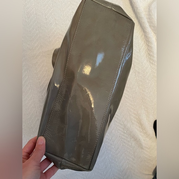 Kate Spade Patent leather grey shoulder bag with bow. - Picture 10 of 11